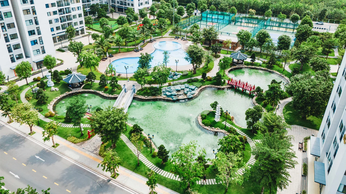 Không gian vườn Nhật Zen Garden với hồ cá Koi và cầu đỏ truyền thống tại phân khu The Origami hợp tác cùng Mitsubishi