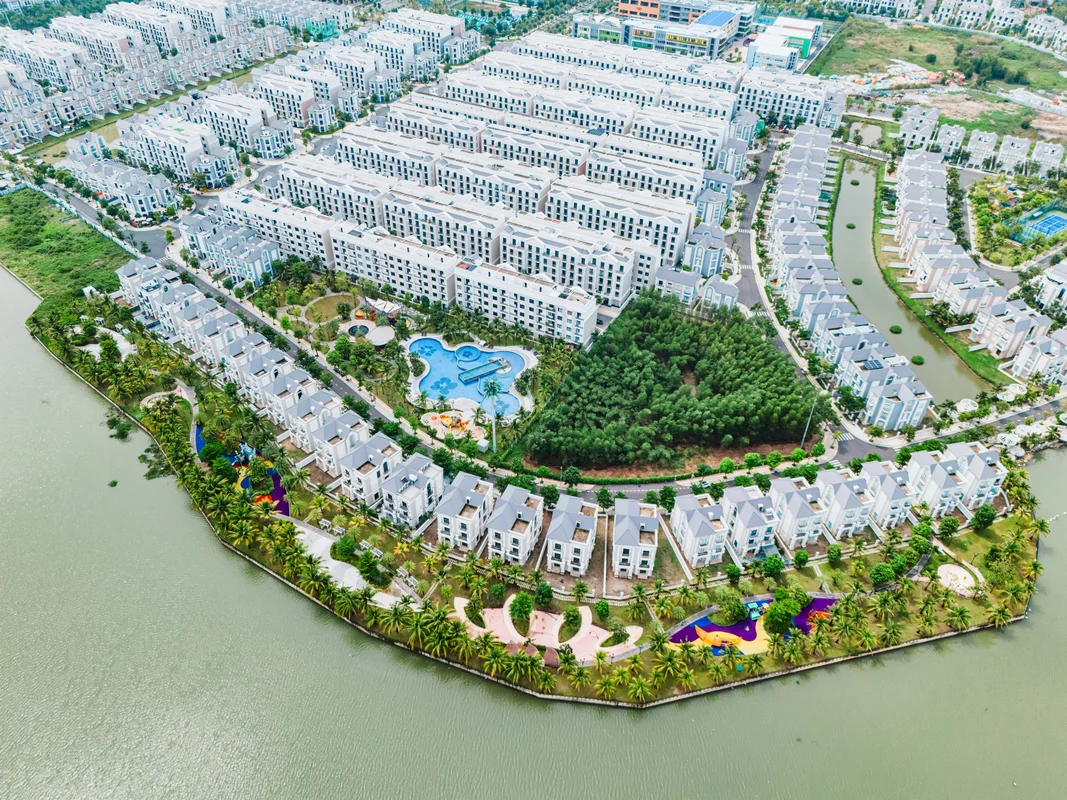 Biển hồ cát trắng tự nhiên nhân tạo trải dài cùng hàng dừa nhiệt đới tại công viên resort Vinhomes Grand Park
